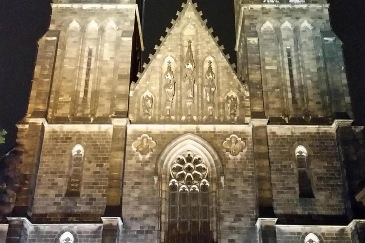 um grande edifício catedral à noite com luzes