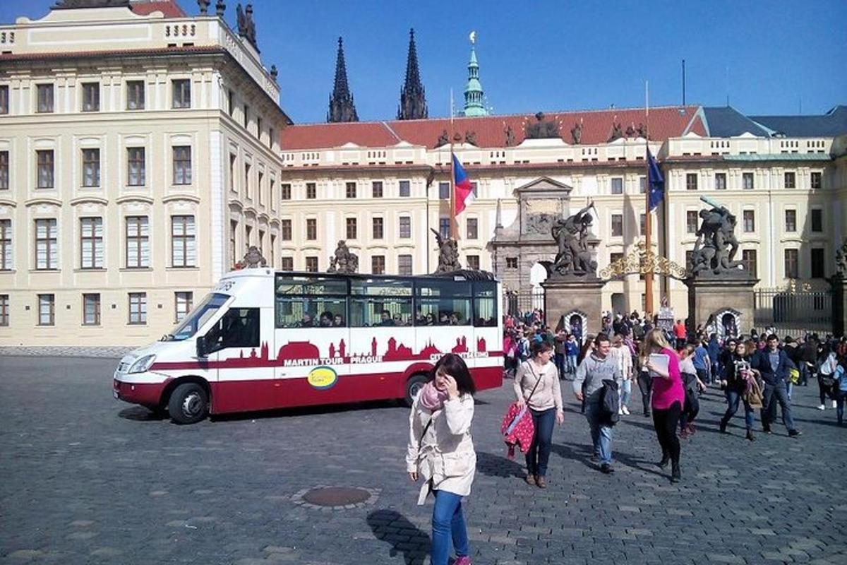 um grupo de pessoas caminhando na frente de um ônibus