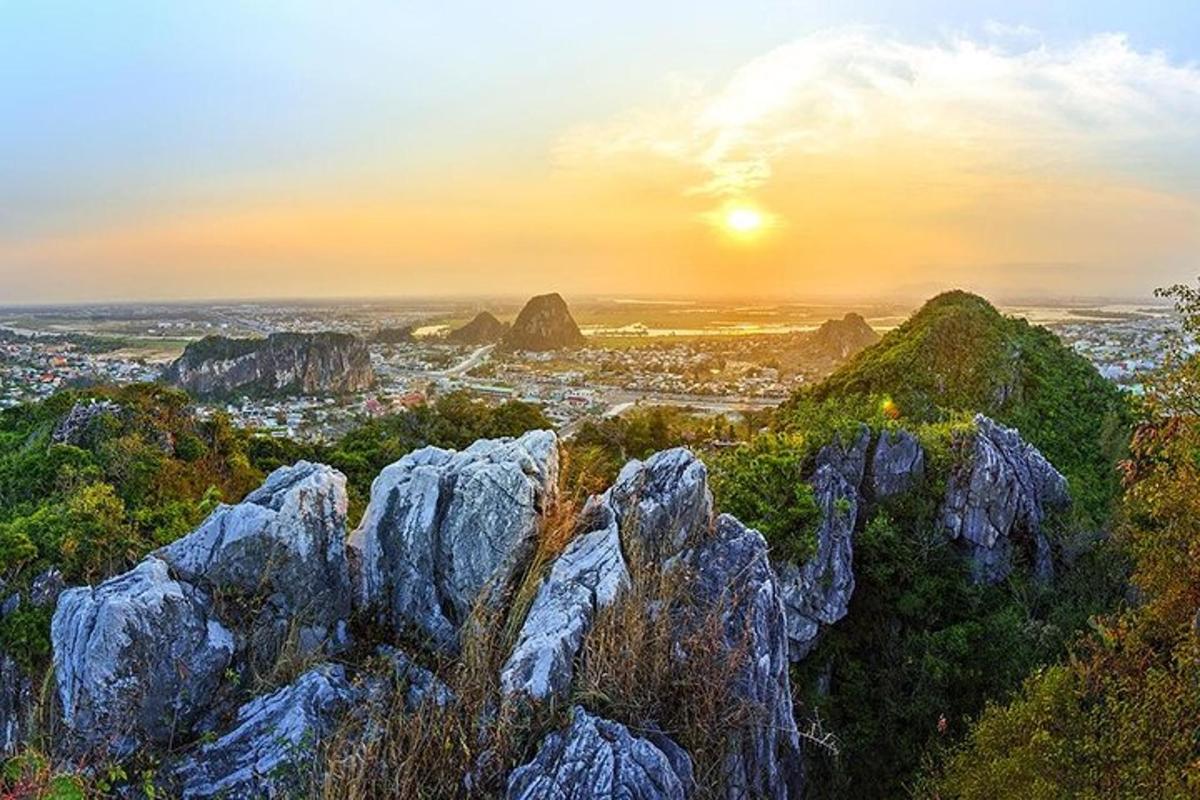 una vista della città dalla cima di una montagna