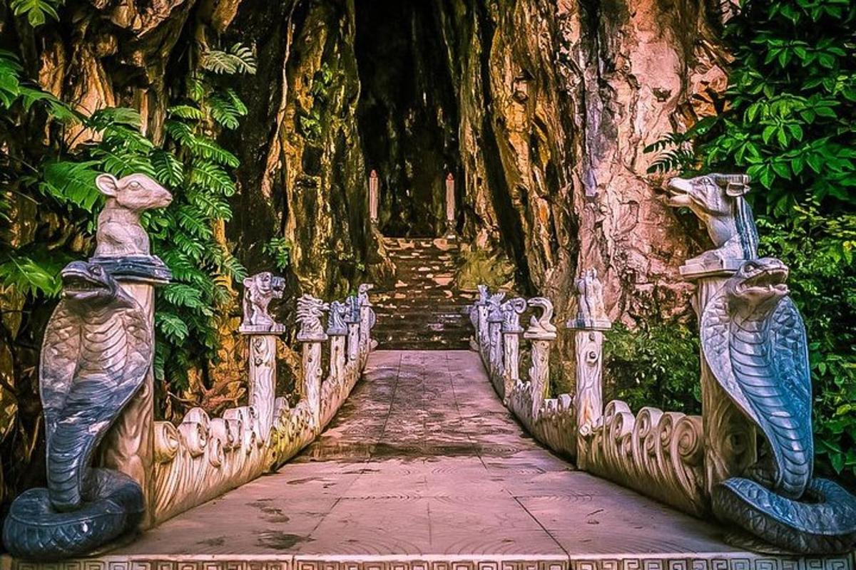 un ponte davanti a un grande albero