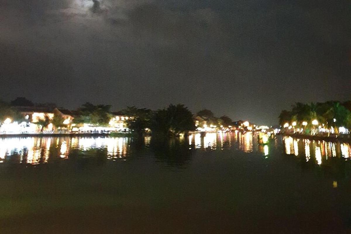noční pohled na jezero s domy a světly
