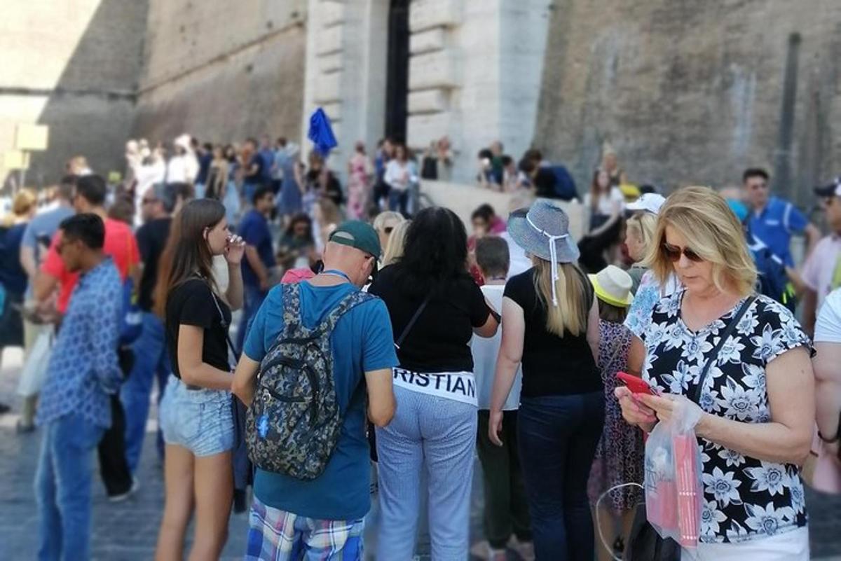 μια ομάδα ανθρώπων που στέκονται τριγύρω μέσα σε ένα πλήθος