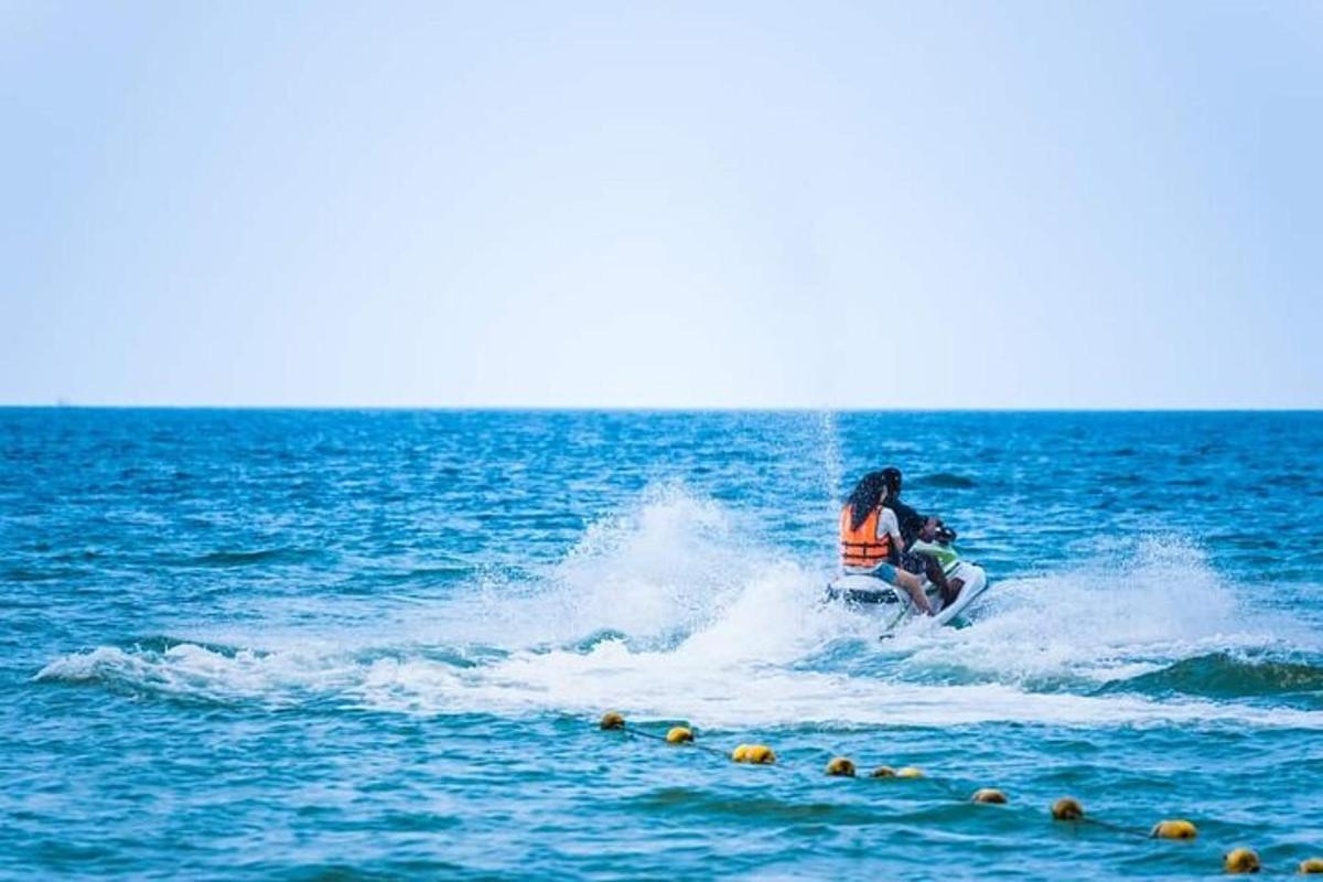 en person som rider på en våg på en surfbräda i havet