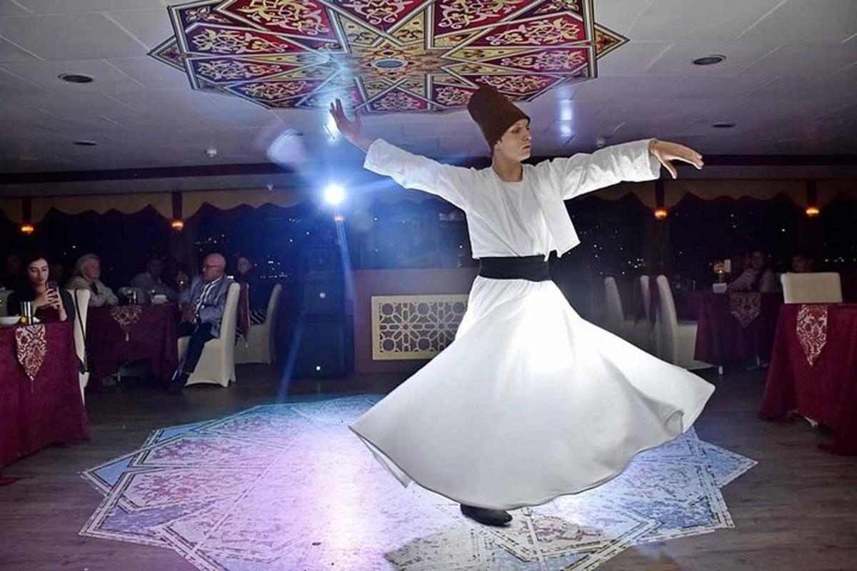Maður í hvítum kjól dansar á dansgólfinu