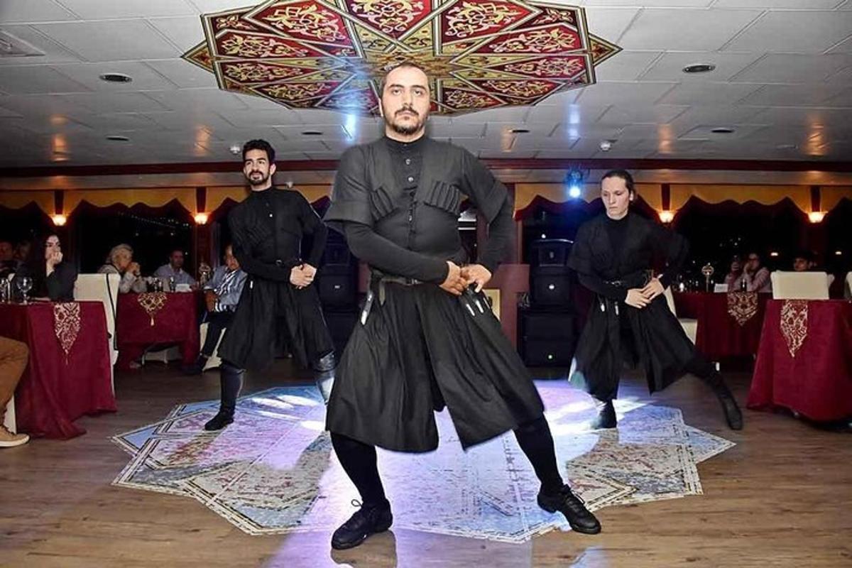 hópur karla að dansa á dansgólfinu