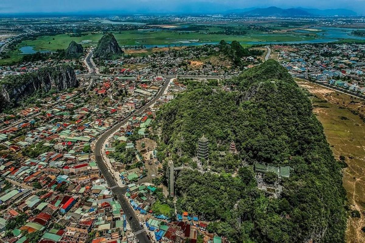 uma vista aérea de uma cidade em uma montanha