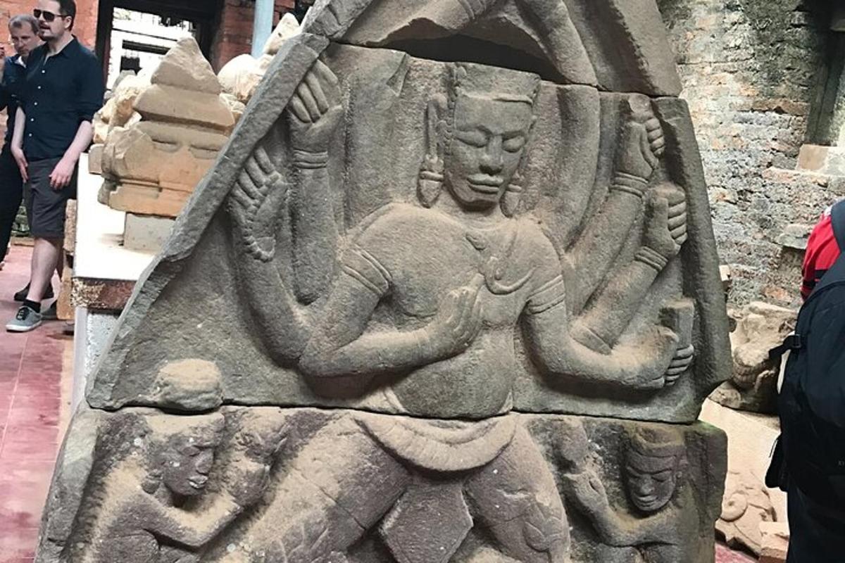 una statua di pietra di una donna su un muro