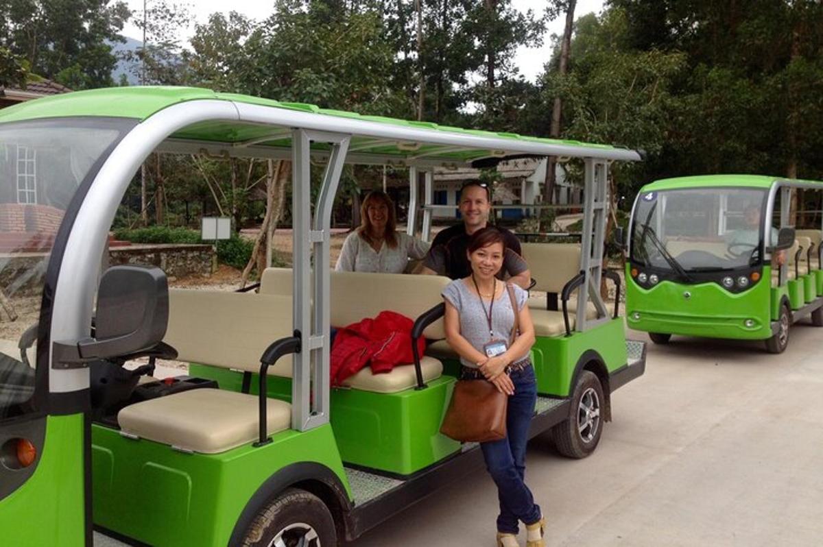 un grup de persones que viatgen en un autobús verd