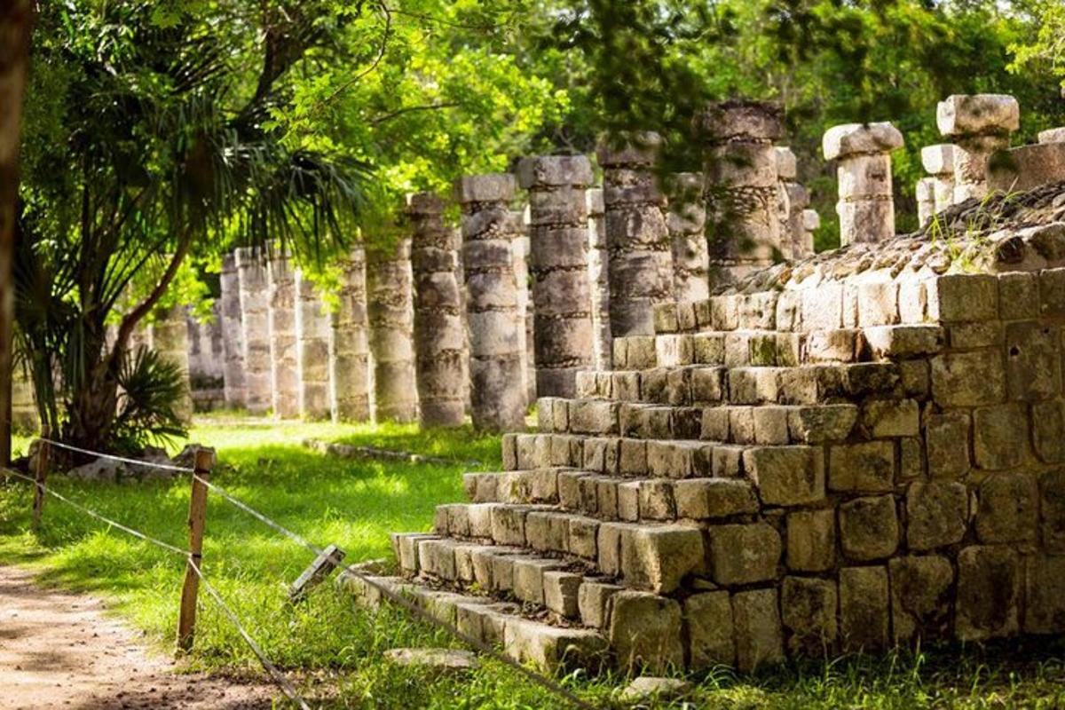 um muro de pedra próximo a um campo com uma cerca