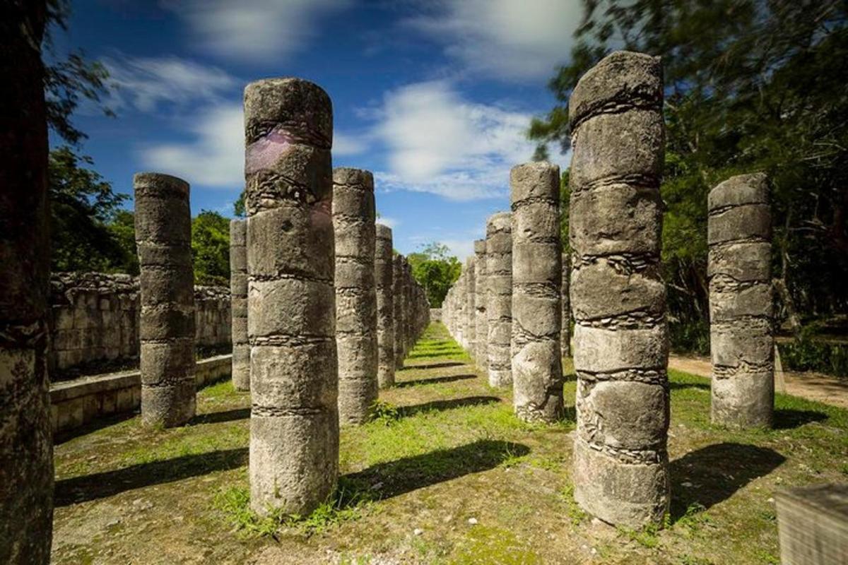 uma fileira de colunas em um edifício antigo