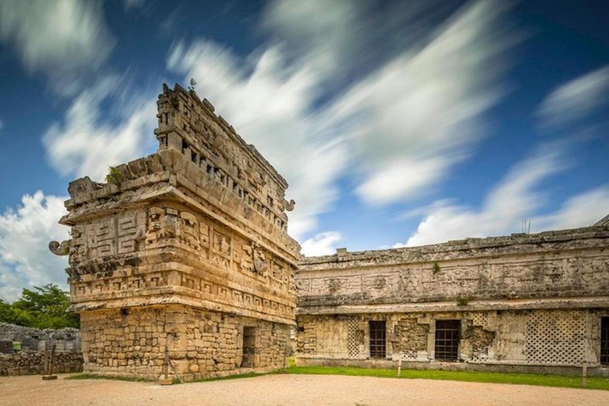 um grande edifício de pedra com um céu nublado ao fundo