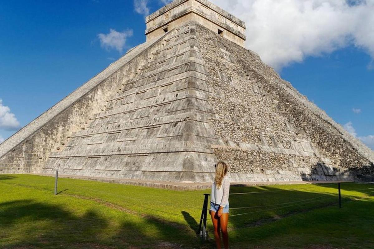 uma mulher em pé em frente a uma pirâmide