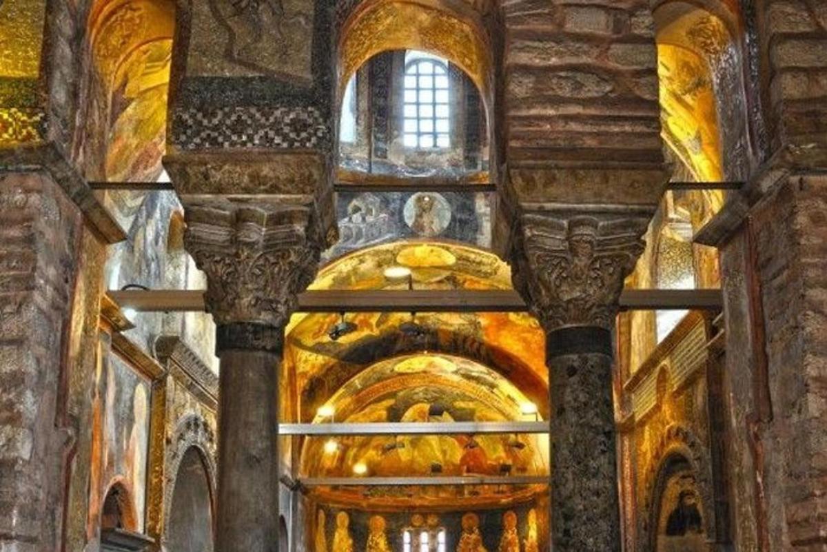 uma sala grande com um grande edifício com pinturas