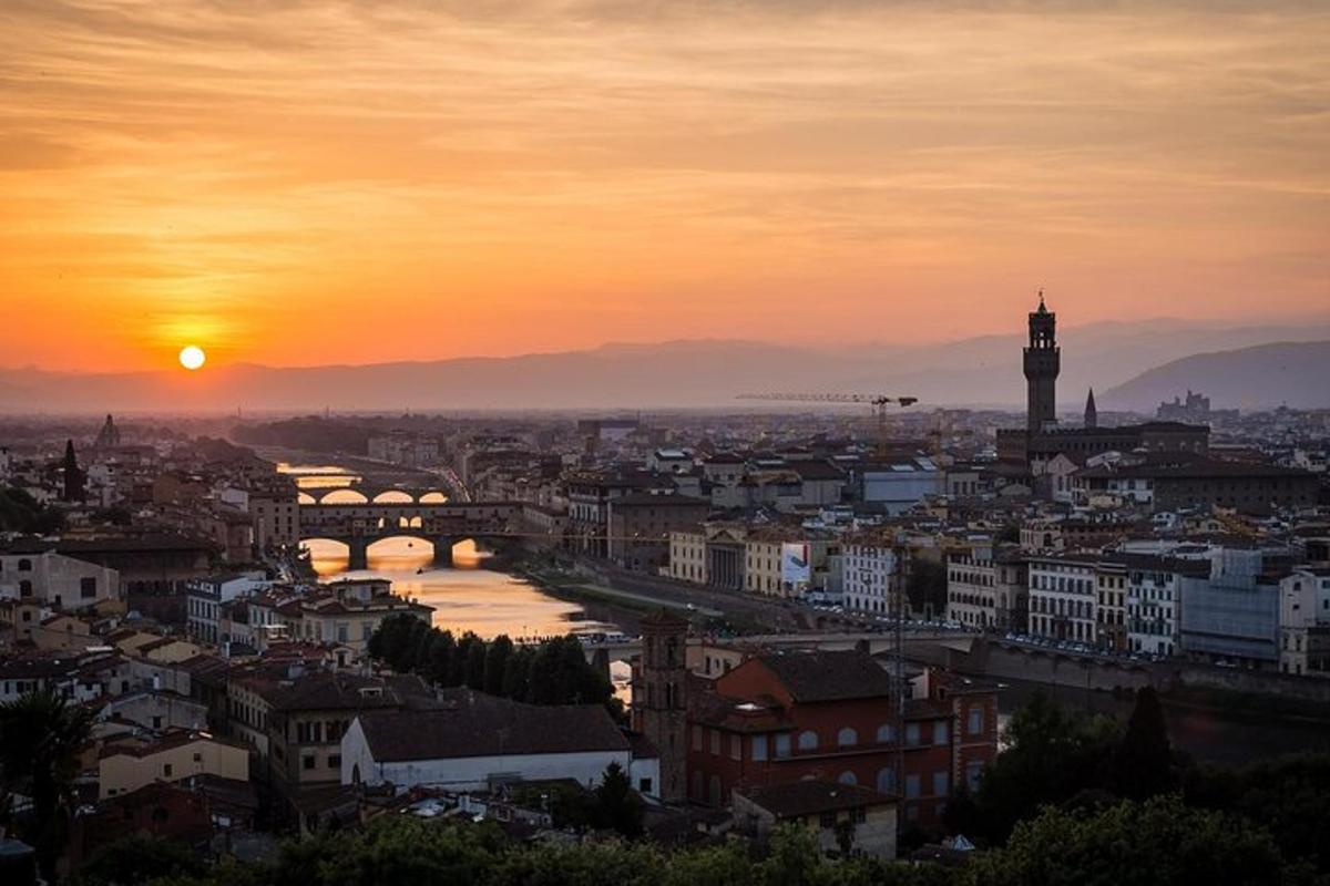 pohled na město při západu slunce s hodinovou věží