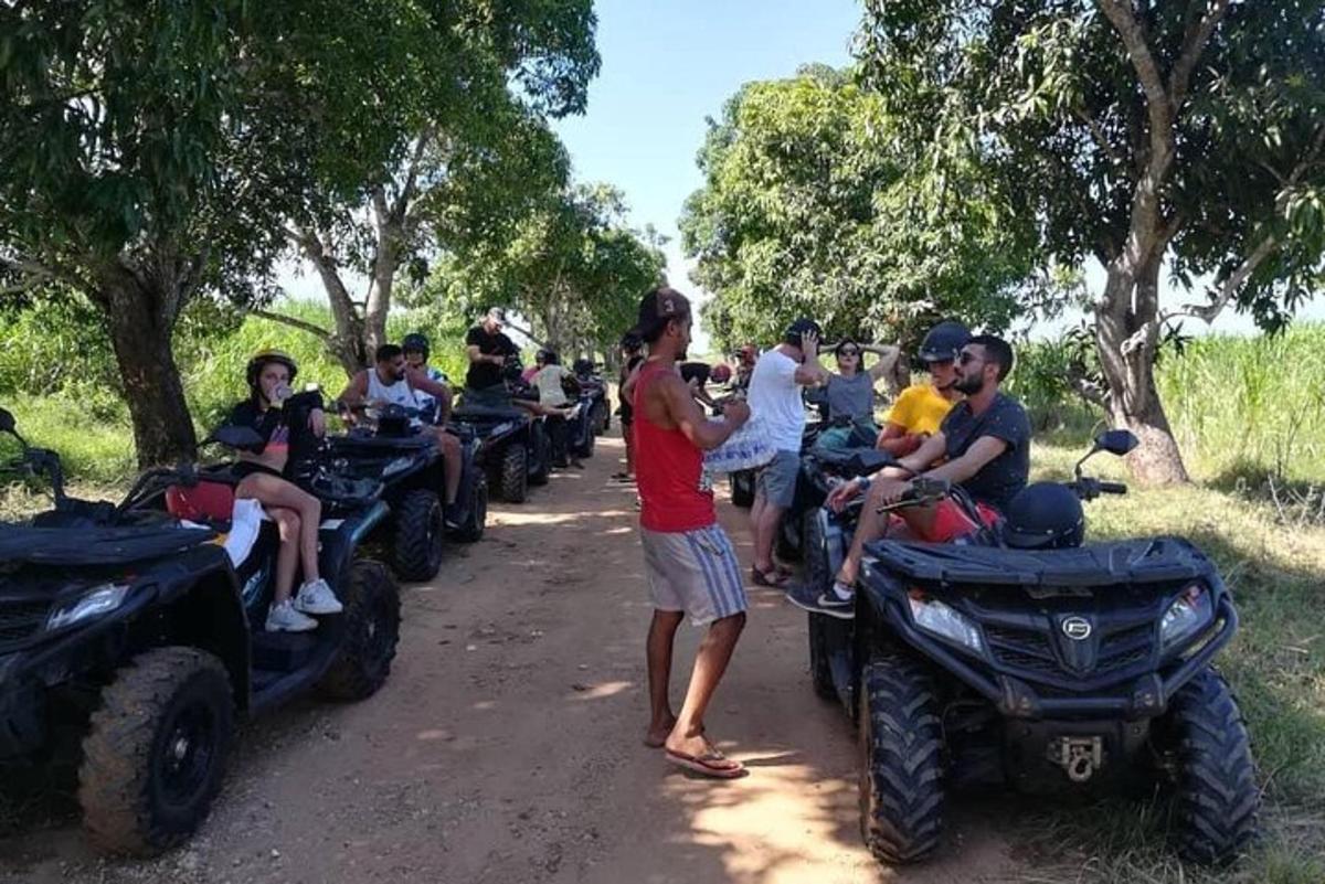 grupp inimesi istub ATV-del kruusateel
