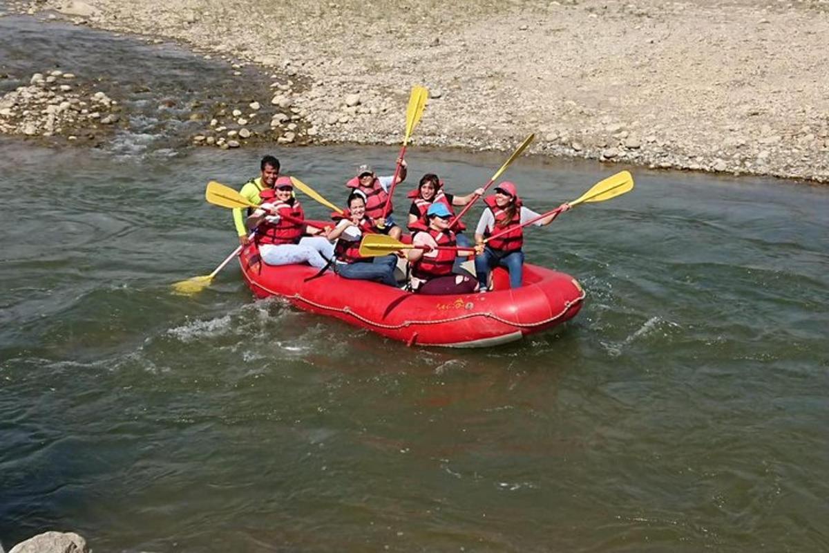 een groep mensen in een rood vlot in het water