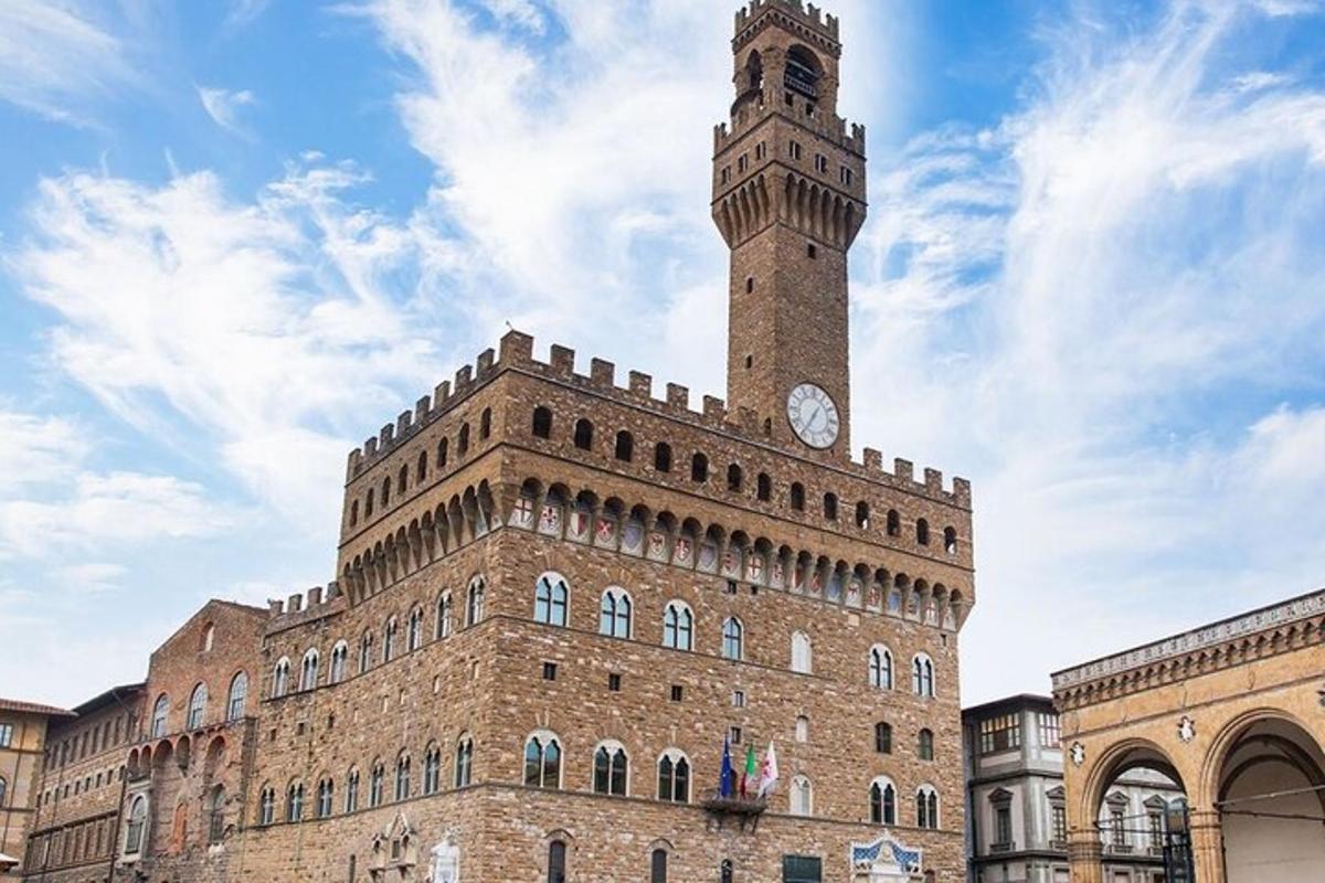 un grande edificio in mattoni con una torre dell'orologio su di esso