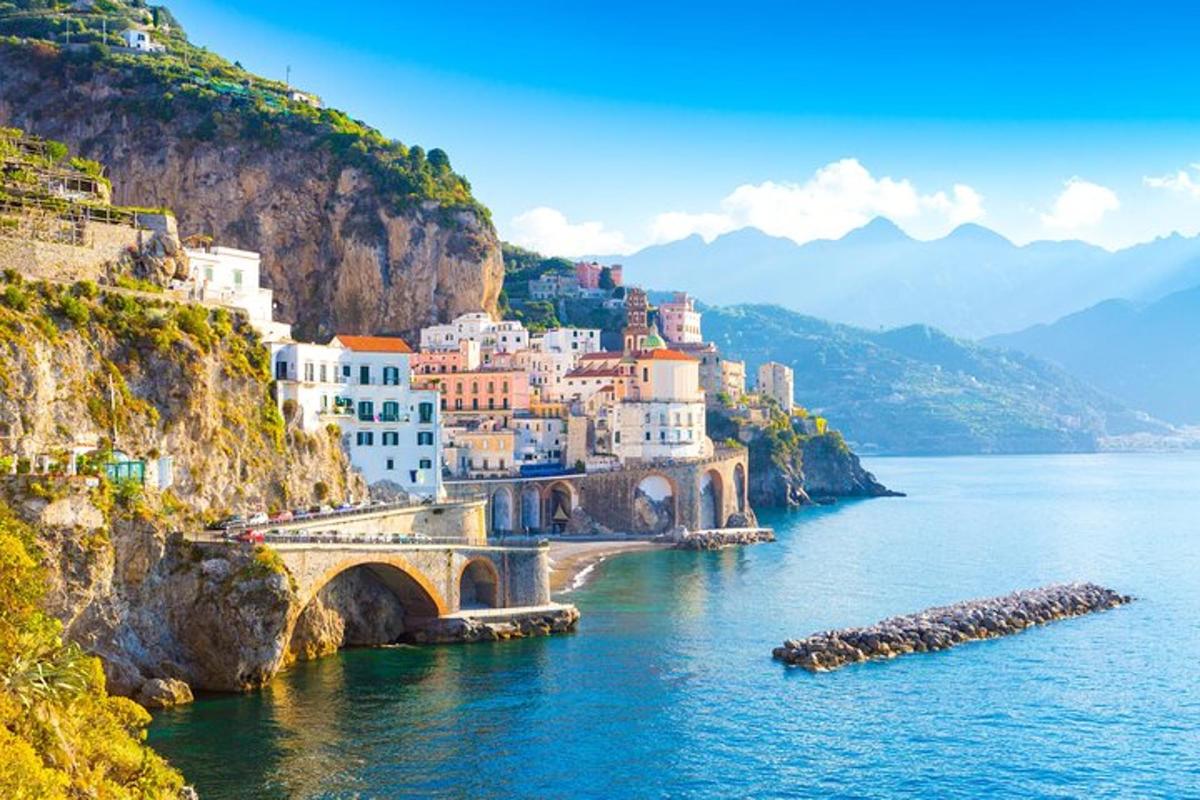 una vista di una città sul fianco di una montagna
