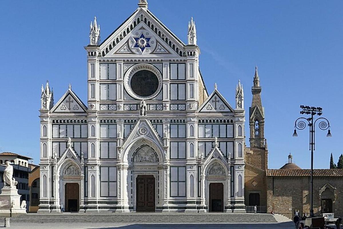 un grande edificio bianco con un orologio sopra