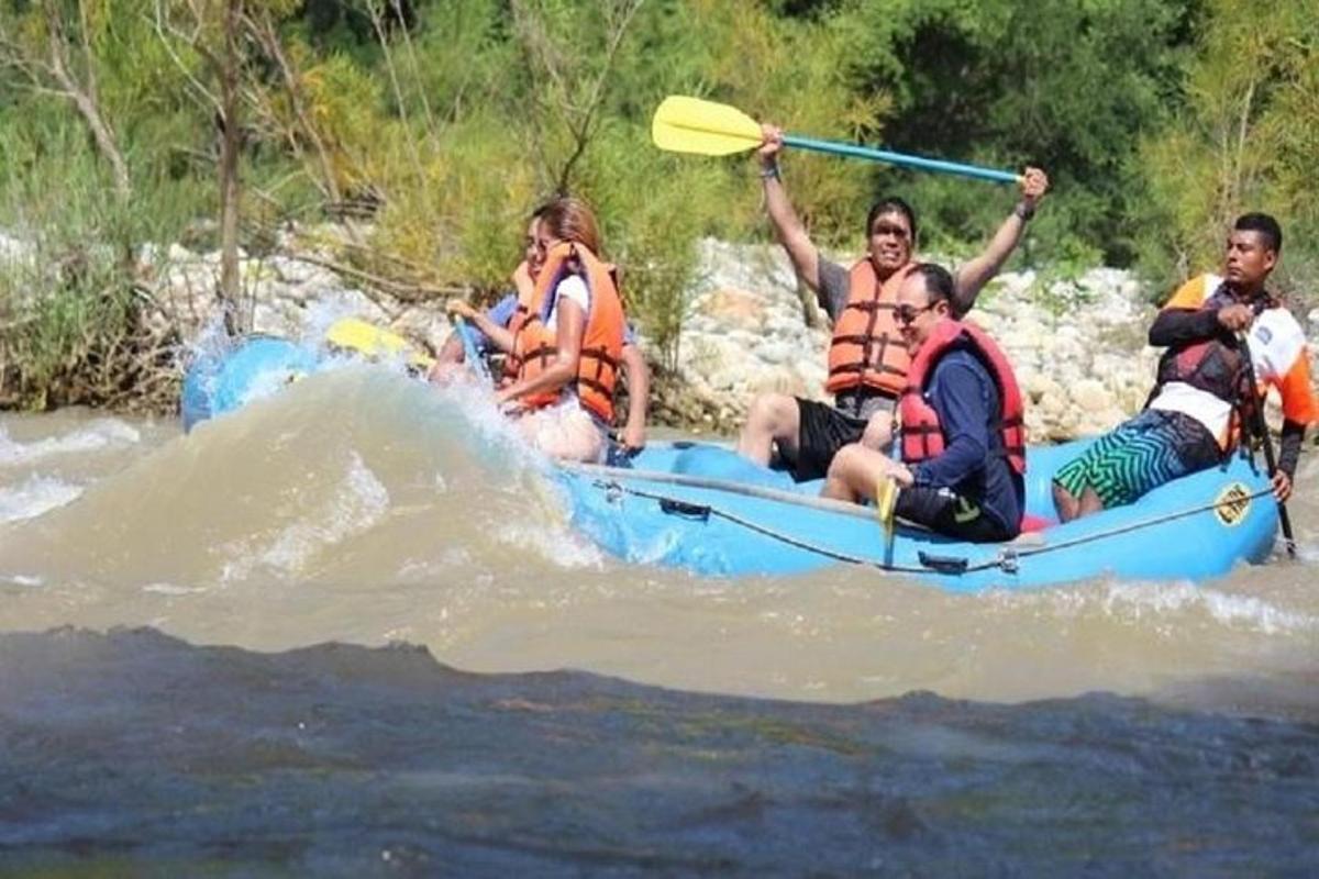группа людей на плоту в воде