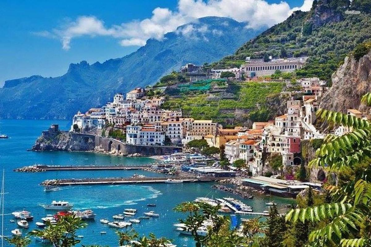 un villaggio su una collina con barche in acqua
