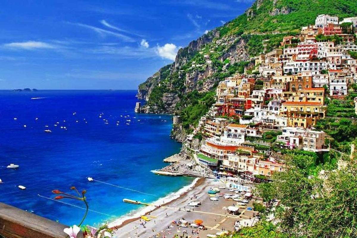 una vista di positano sulla costiera amalfitana