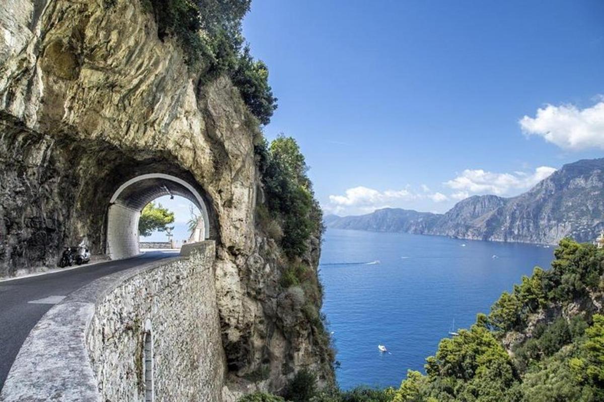una strada con un tunnel sul fianco di una montagna