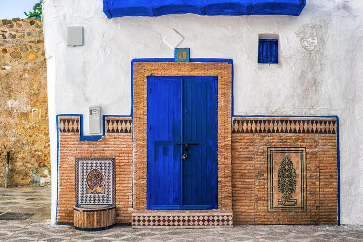 una porta blu sul lato di un edificio