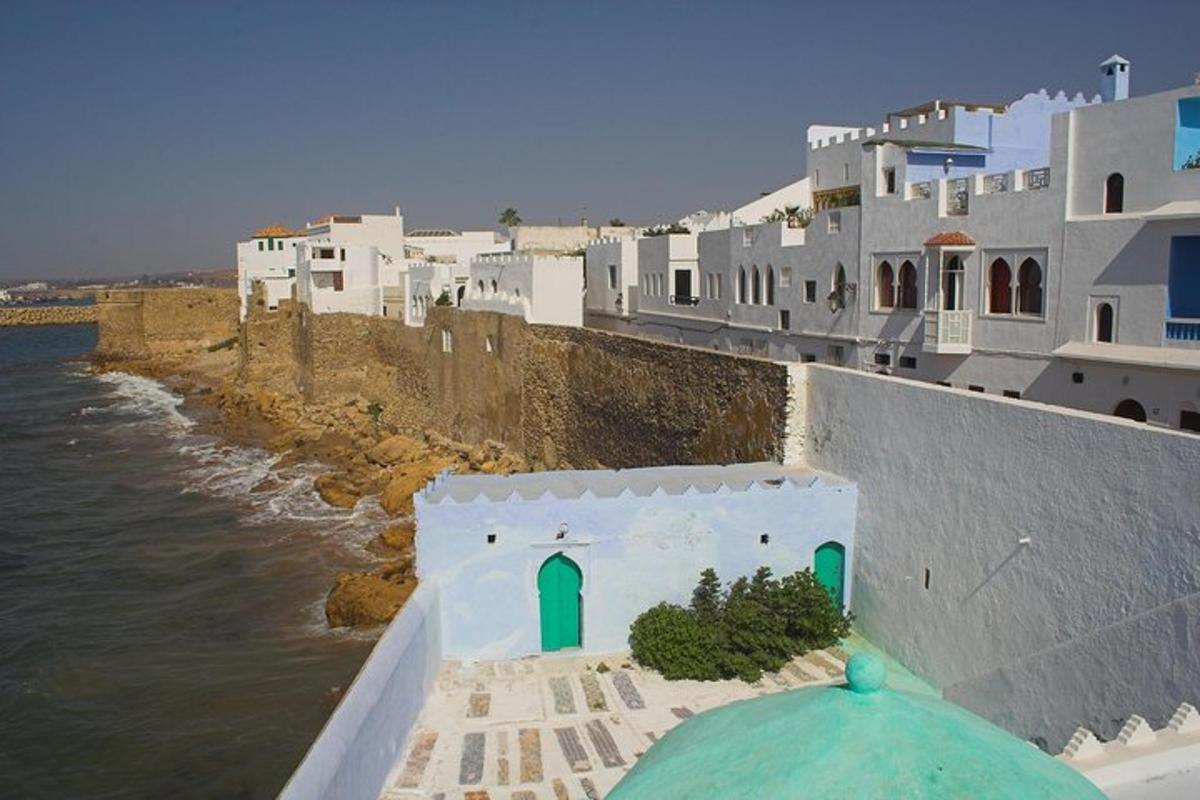 un edificio con una porta verde accanto all'acqua