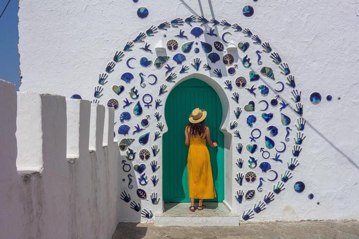 una statuetta di una donna in piedi su una porta