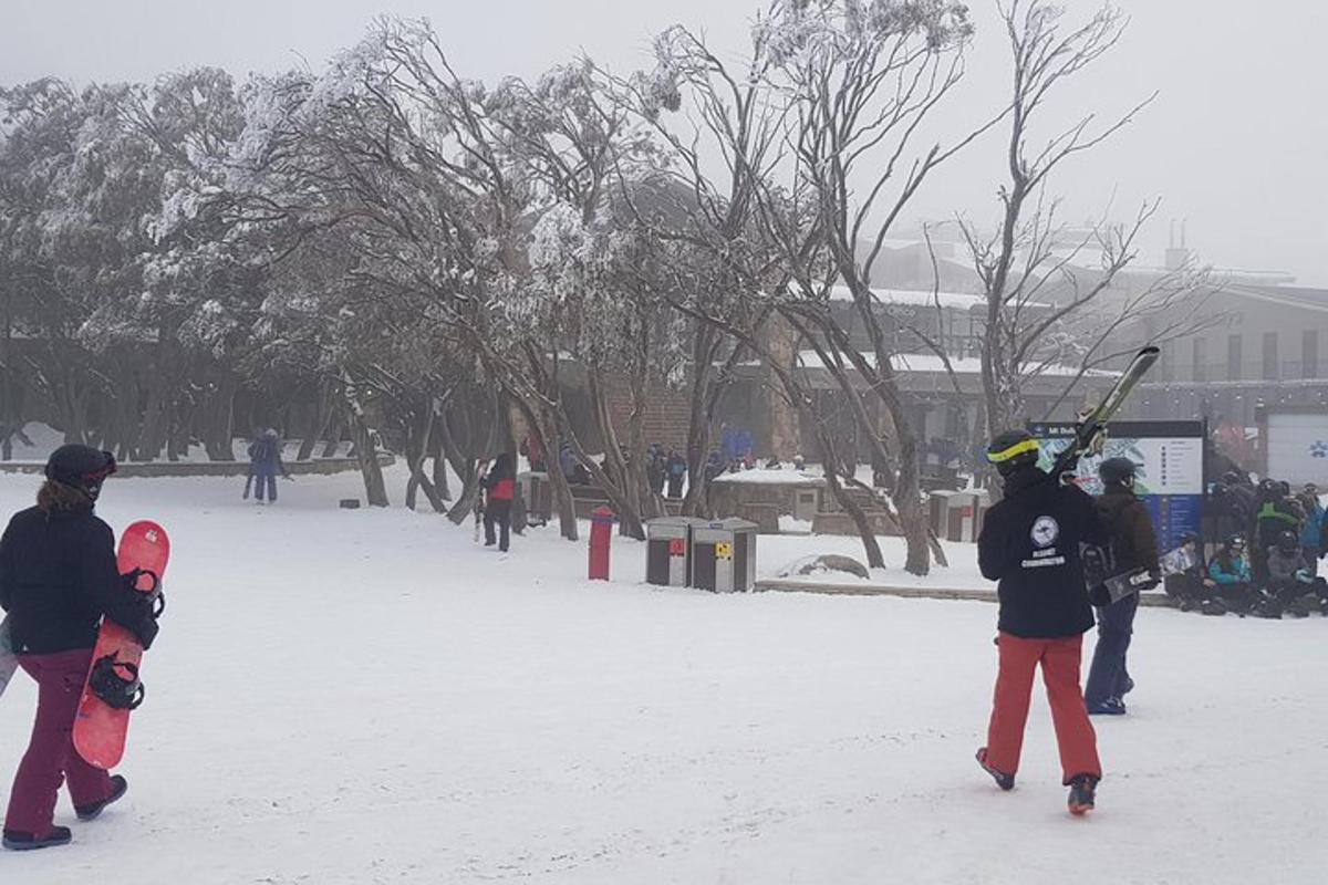 een groep mensen die met ski's door de sneeuw loopt