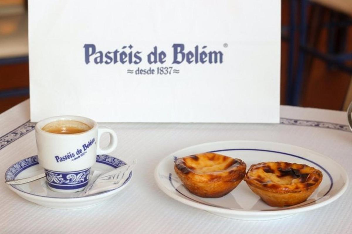 secawan kopi dan dua muffin di atas meja