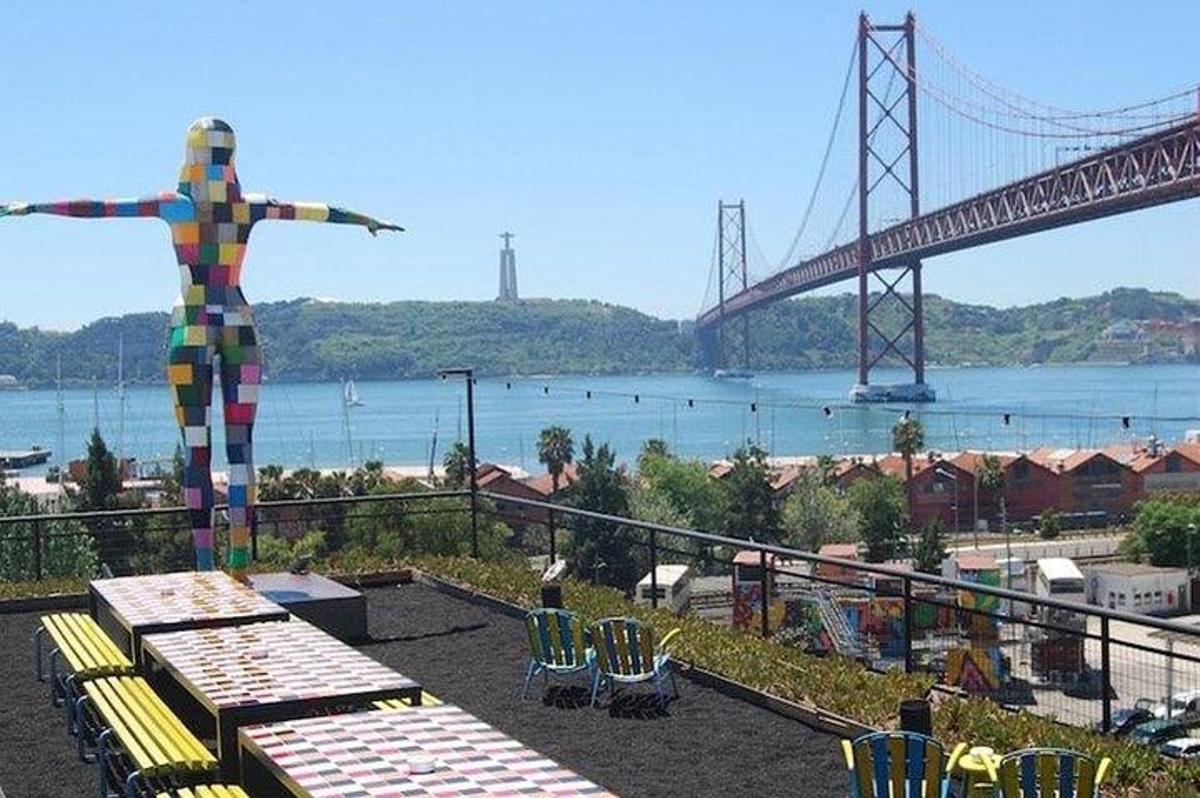 una vista d'un pont i una estàtua d'una dona
