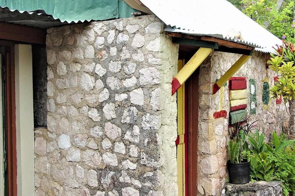 una casa de pedra amb un mur de pedra i una porta
