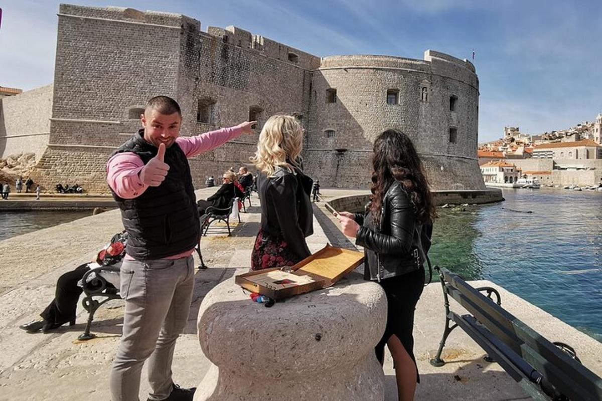 μια ομάδα ανθρώπων που στέκονται μπροστά σε ένα κάστρο