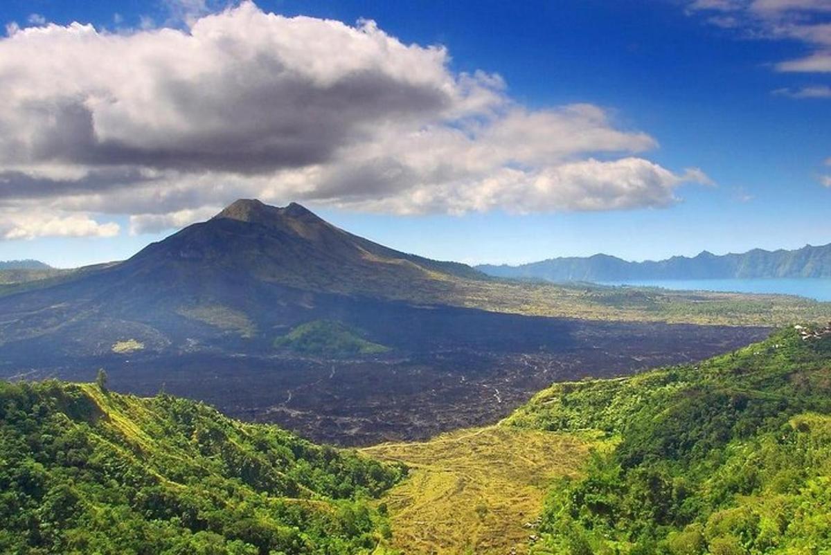 una vista di una montagna con uno specchio d'acqua