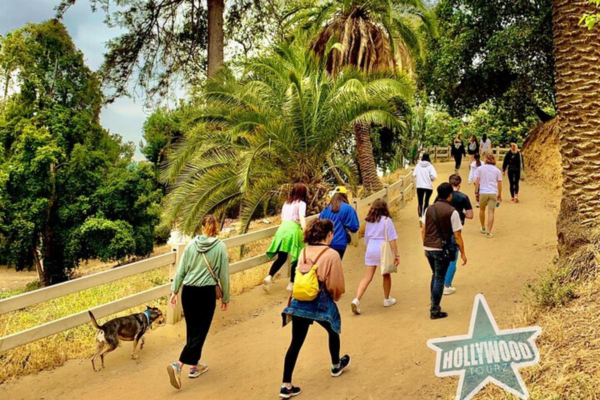 קבוצת אנשים הולכת בשביל עם כלב
