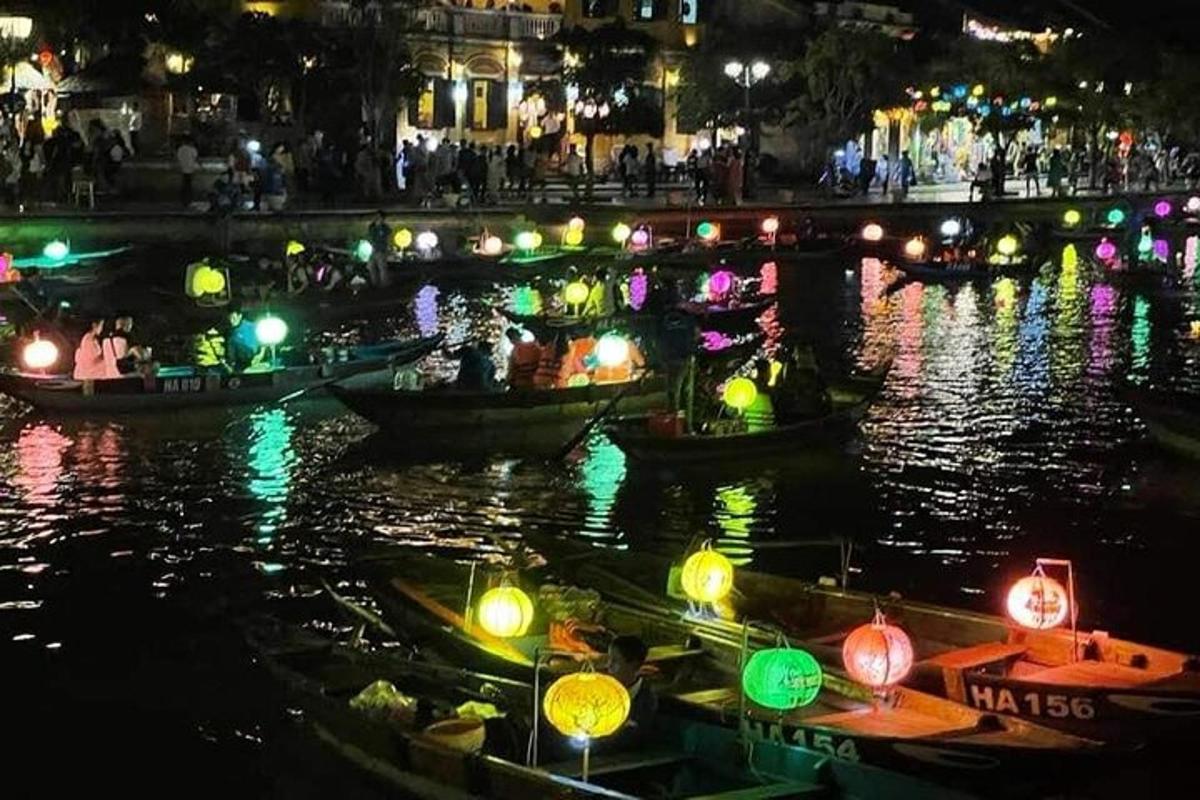 un gruppo di barche in acqua di notte
