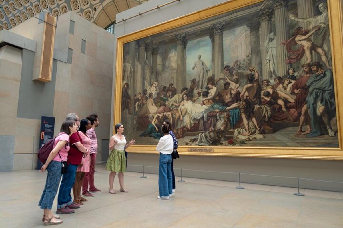 grupa ludzi oglądająca duży obraz w muzeum