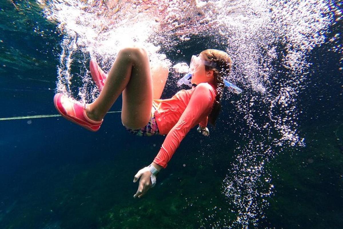 一名女子正在水中游泳