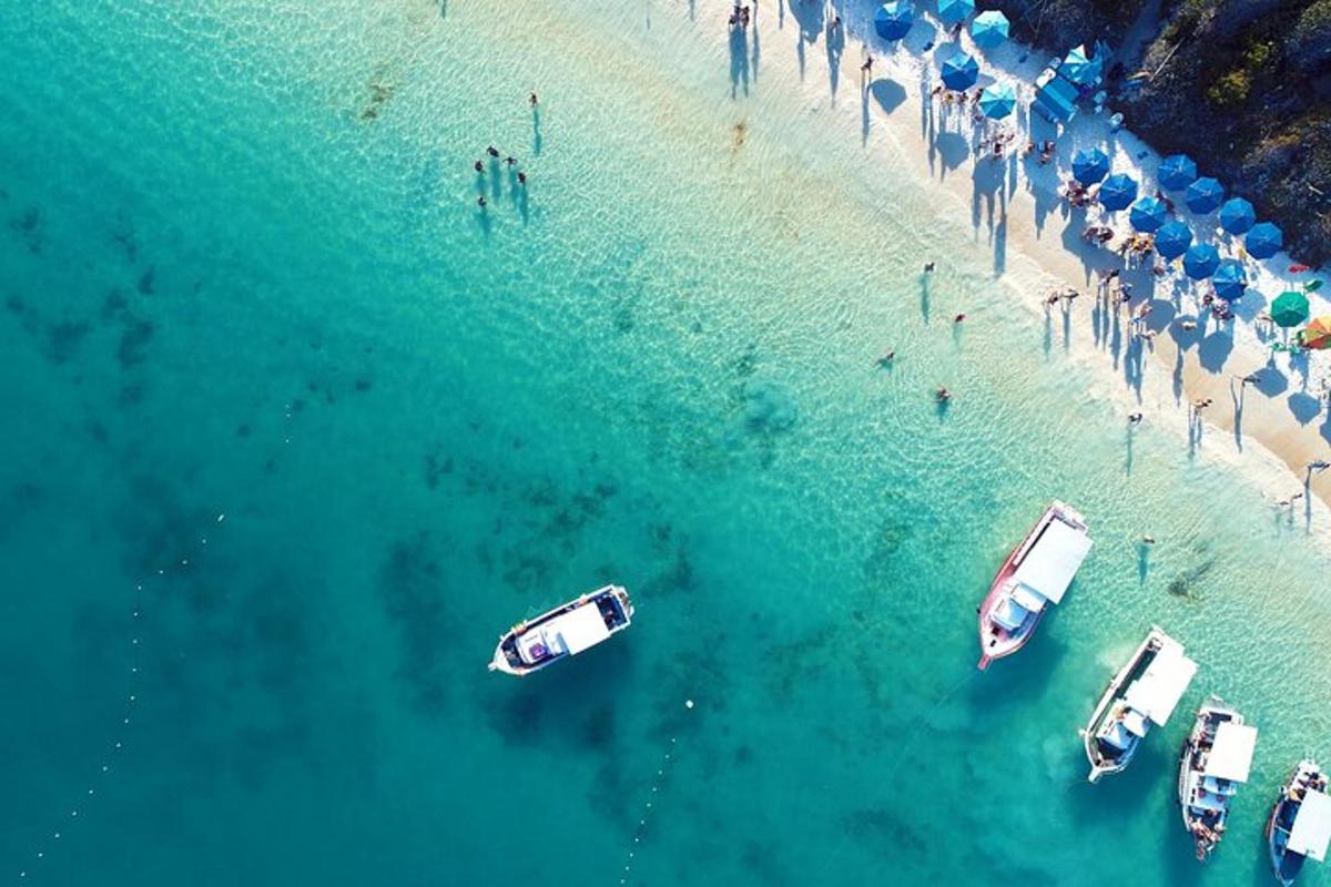 海滩鸟瞰图，水中停泊着船只