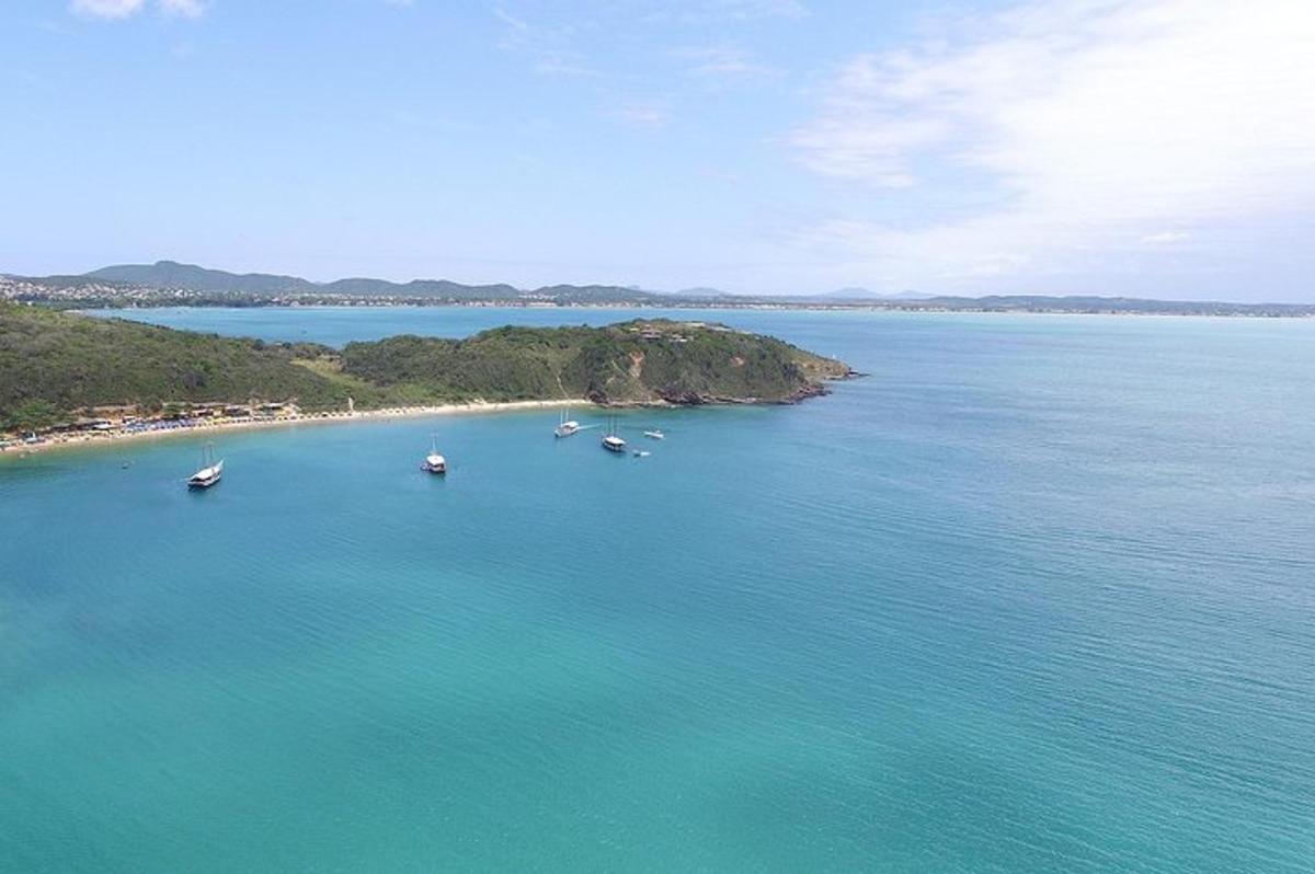 una vista aerea di una spiaggia con barche in acqua