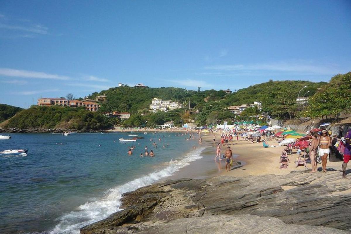 un gruppo di persone su una spiaggia vicino all'acqua