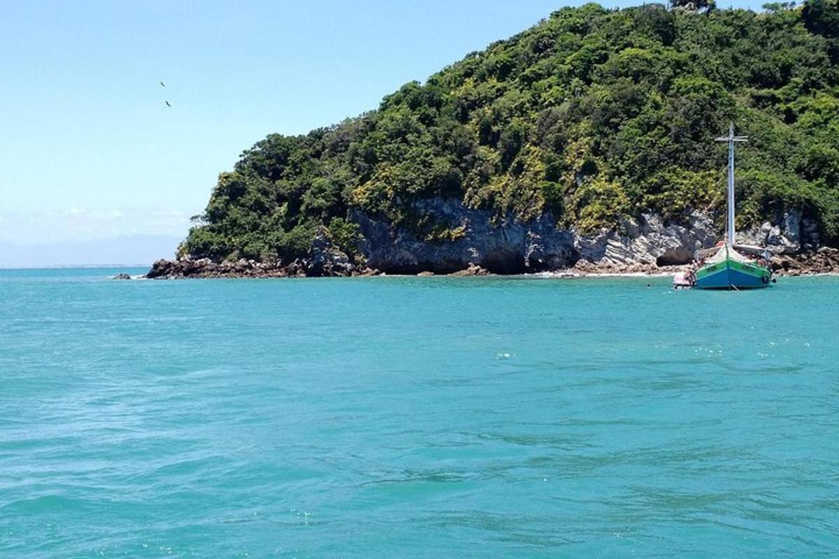 una barca a vela in acqua vicino a un'isola