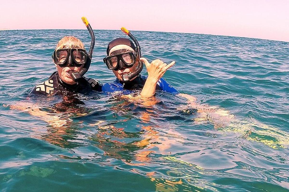 doi oameni în apa oceanului