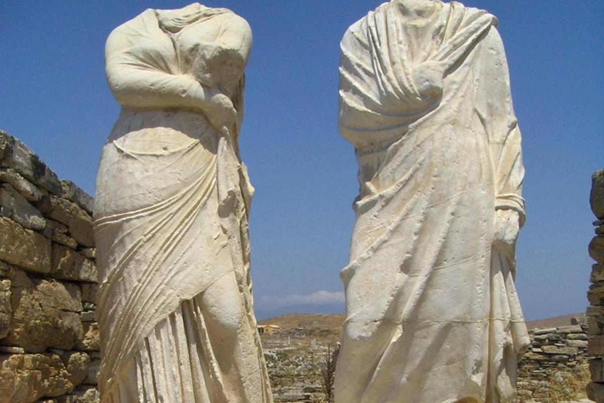 to statuer av en kvinne som står ved siden av hverandre