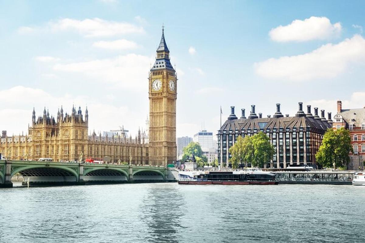 Výhled na hodinovou věž Big Ben a řeku Temži
