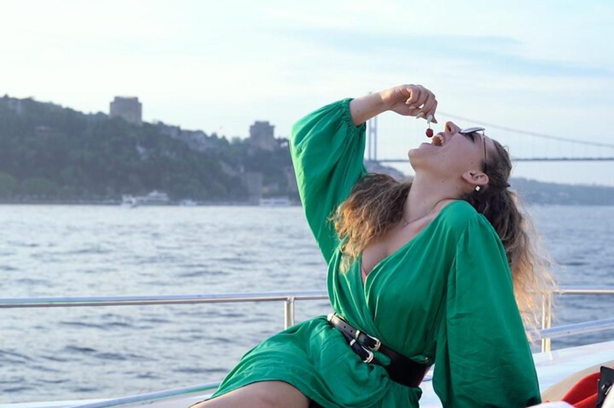 Una mujer con un vestido verde sentada en un barco