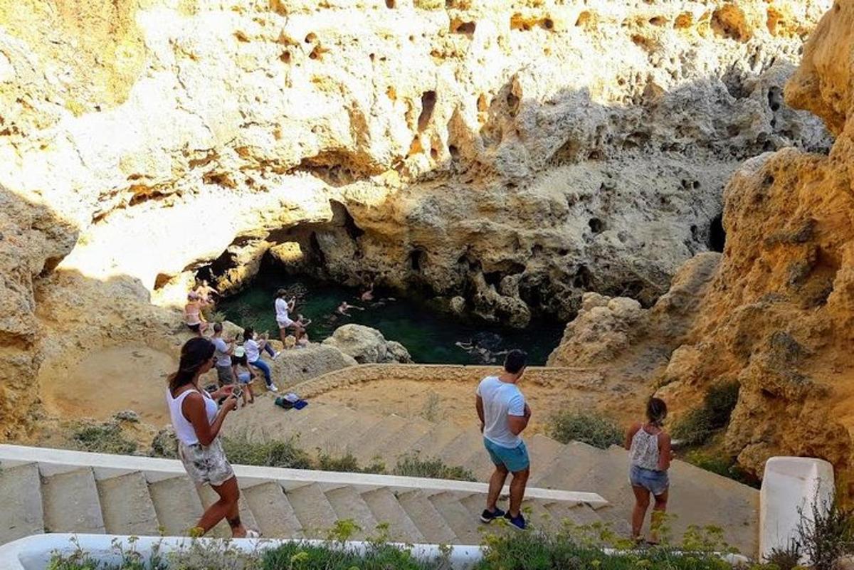 um grupo de pessoas em pé em uma caverna