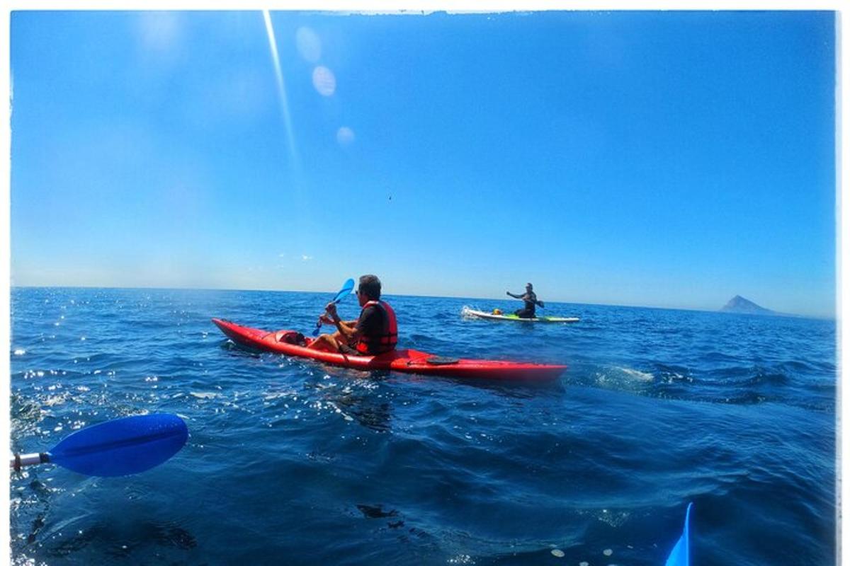 to personer sitter i kajakker i havet
